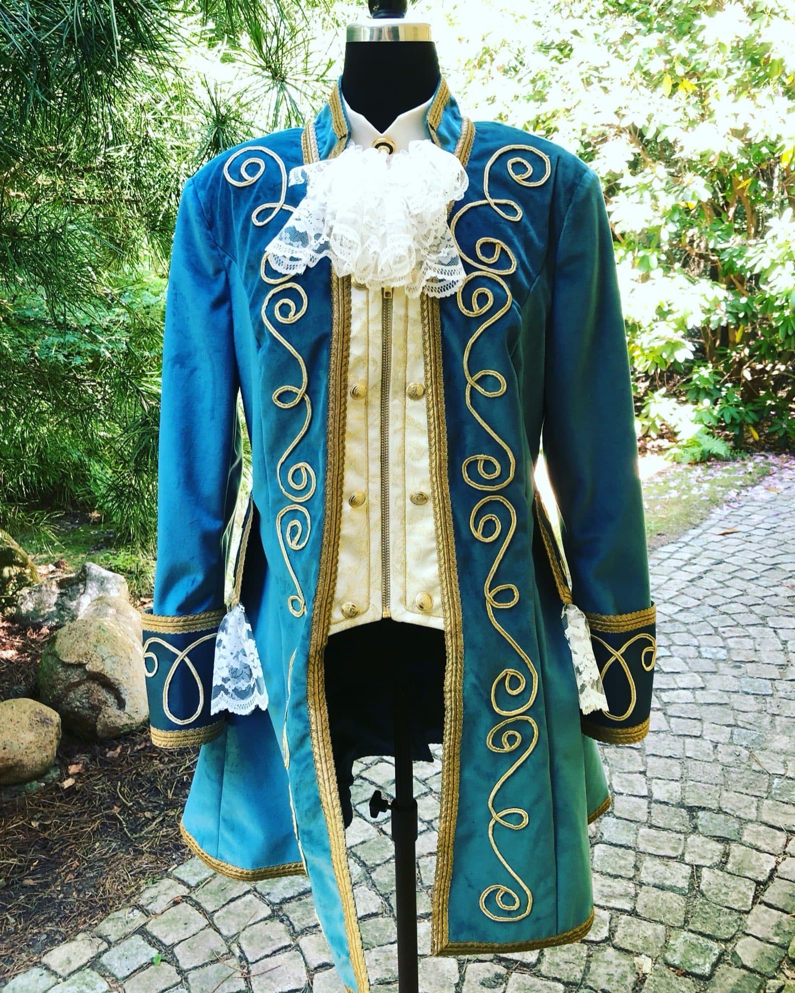 Handgefertigtes Barock-Kostüm mit Goldstickerei — Maßanfertigung aus dem Modeatelier Ruth Schmuck
